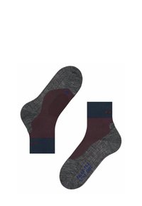 Due paia di calzini: uno di un grigio scuro con accenti bordeaux, caratterizzato da un polsino a coste, e l'altro con un design a strisce sottili.