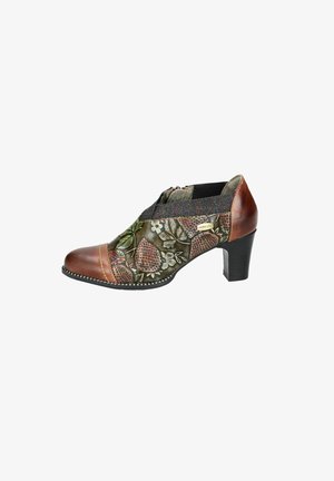 Soulier à talon multicolore présentant des motifs floraux et de fraises, cuir supérieur avec textures variées, et une fermeture éclair sur le côté.