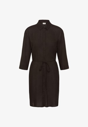 Čierne košeľové šaty dĺžky po kolená s tromi štvrťovými rukávmi, zapínaním na gombíky vpredu, špicatým golierom a opaskom viazaným v páse.