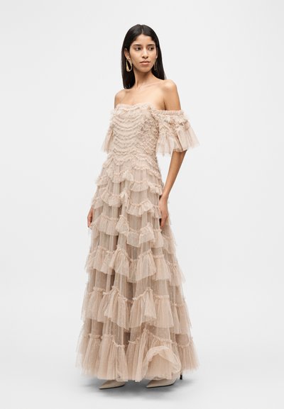 Abendkleid mit freiliegenden Schultern und gestuften Lagen aus hellem beigen Tüll mit geraffter Textur und zarten Punktmustern, mit kurzen Ärmeln und fließender Silhouette.