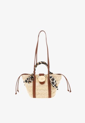 Borsa intrecciata in paglia con manici in pelle marrone, tracolla lunga, dettaglio con sciarpa stampa leopardata e una chiusura rotonda beige con logo sul davanti.