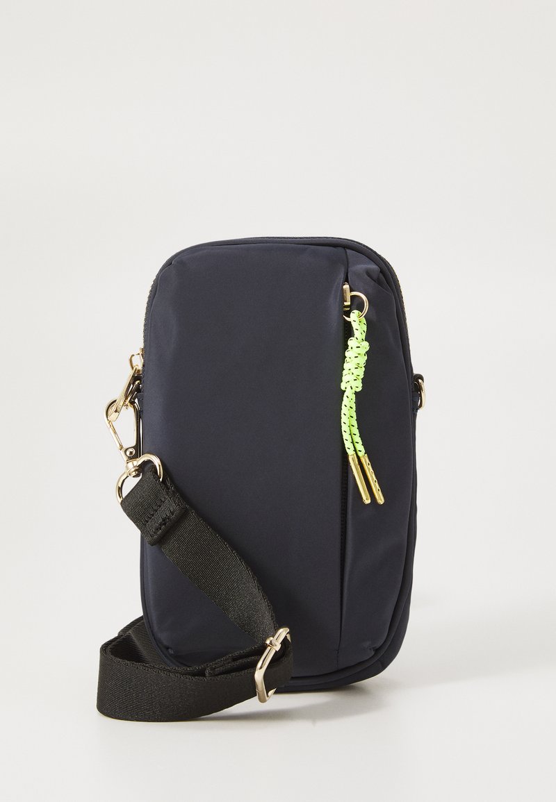 Marineblå nylon crossover-veske med rektangulær form, gullfarget tilbehør, og en lys grønn paracord glidelåsdrager. Inkluderer en svart justerbar stropp.