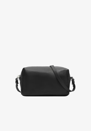 Czarna prostokątna torba na ramię z regulowanym paskiem, o fakturze ziarnistej skóry i srebrnym okuciem na białym tle.