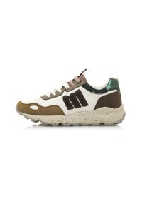 Sneaker con una parte superiore sintetica bianca, accenti in suede marrone e un tallone metallico verde. Presenta una suola maculata e un dettaglio logo testurizzato.