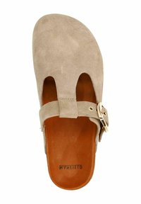 Beige suède schoen met een ronde neus, open achterkant en een brede band met een gouden gesp. Tan binnenzool met minimalistisch merk.