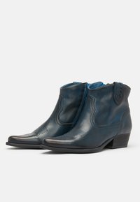 Botas de cuero azul oscuro hasta el tobillo con punta afilada, con costuras decorativas, cremallera lateral y un bajo tacón de madera.