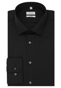 Schwarzes, langärmeliges Hemd, gefaltet, mit spitzem Kragen, geknöpften Manschetten und drei sichtbaren schwarzen Knöpfen auf der Vorderleiste.