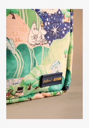 Sac en tissu multicolore avec des personnages Moomin parmi des collines vertes, un ciel nocturne bleu parsemé d'étoiles, et une étiquette marine avec "Cath Kidston Moomin."