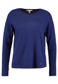 Granatowy sweter z długim rękawem o szerokim dekolcie, z prążkowanym dołem i małym logo na dole po lewej stronie. Miękka dzianinowa tekstura.