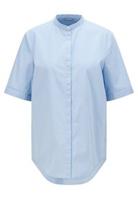 Helles blaues kurzärmliges Hemd mit hohem Kragen, aus glattem Stoff, mit einer Knopfleiste vorne und einem abgerundeten Saum.