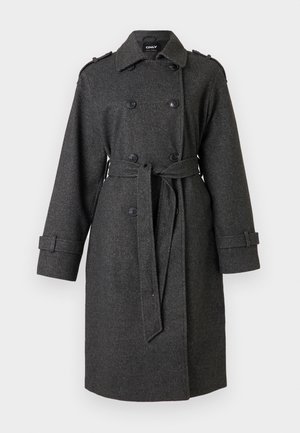 Sivi dvostruki trench kaput s pojasom, izrađen od teksturirane tkanine. Ima ramene epolete i zakopčane rukave.