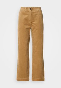Bruine corduroy broek met rechte pijpen, knoop- en ritssluiting, ceintuurlussen en zijzakken op een witte achtergrond.