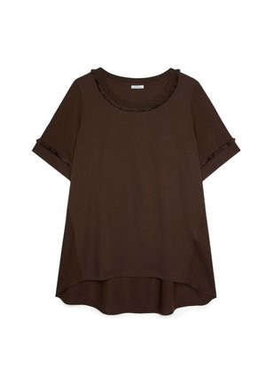 Blouse marron à manches courtes avec col rond et délicate finition volantée au col et aux manches, avec un ourlet arrière légèrement plus long.