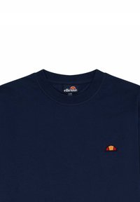 Granatowa koszulka z krótkim rękawem z bawełny z okrągłym dekoltem, z małym, wielokolorowym emblematem na lewej piersi.