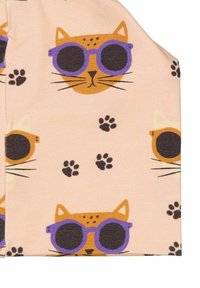 Ljust rosa tyg med ett upprepat mönster av orange kattansikten med lila solglasögon och svarta tassavtryck, mjuk textur, lekfull design.