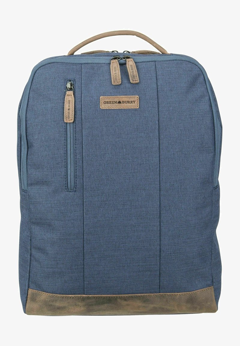 Mochila de tela azul con una textura suave, acentos de cuero marrón en la base, un asa superior y dos compartimentos con cremallera.
