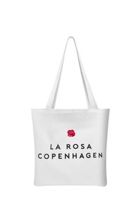 Bolsa de tela blanca con bordado de rosa roja y texto negro que dice "LA ROSA COPENHAGUE." Presenta asas largas y forma rectangular.