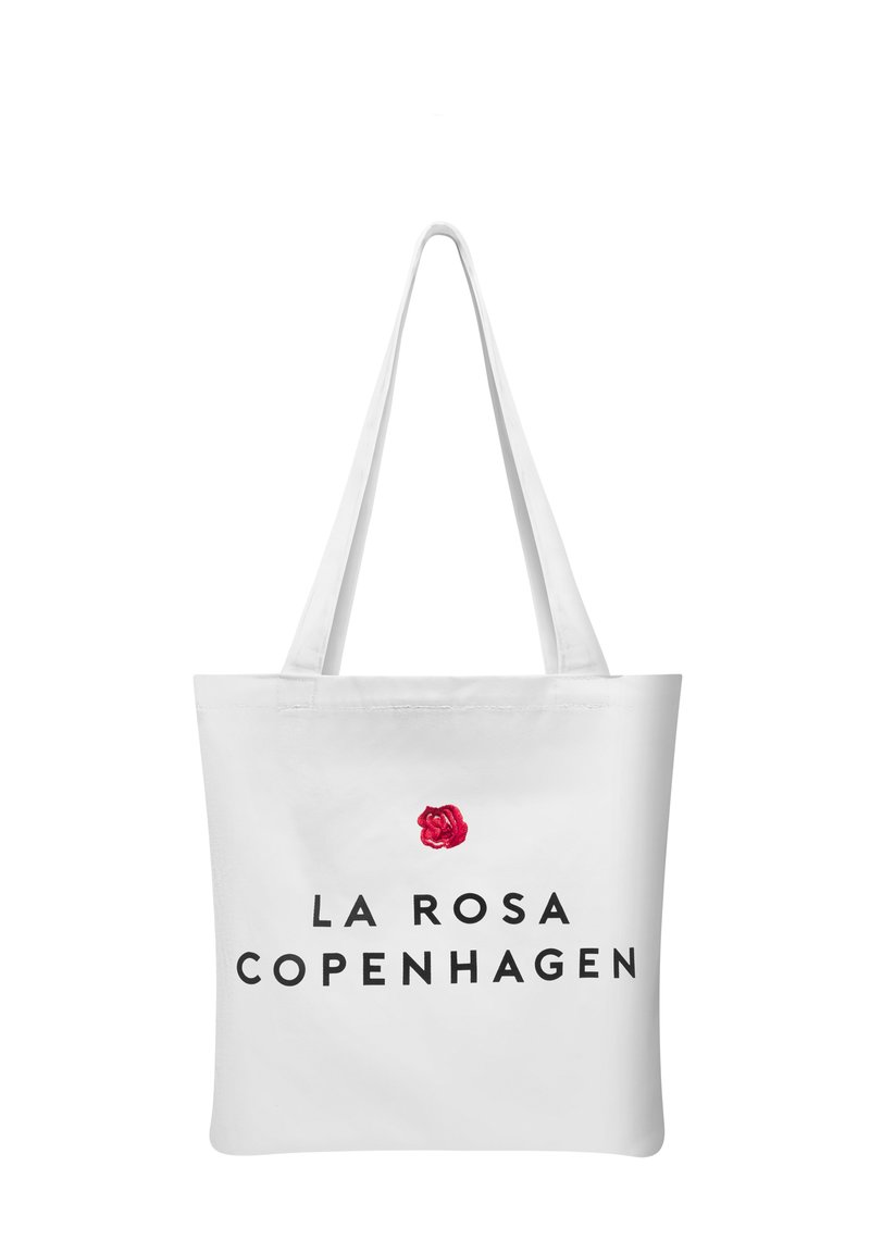 Bolsa de tela blanca con bordado de rosa roja y texto negro que dice "LA ROSA COPENHAGUE." Presenta asas largas y forma rectangular.