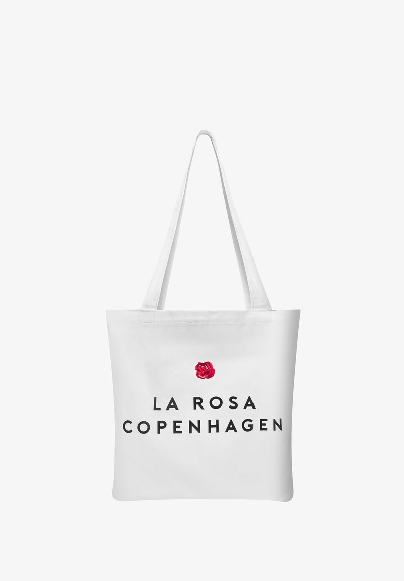 Bolsa de tela blanca con bordado de rosa roja y texto negro que dice "LA ROSA COPENHAGUE." Presenta asas largas y forma rectangular.