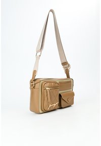 Borsa a tracolla marrone con fronte trapuntato, multiple tasche con cerniera e una tasca a pattina. Texture liscia con dettagli in hardware dorato.