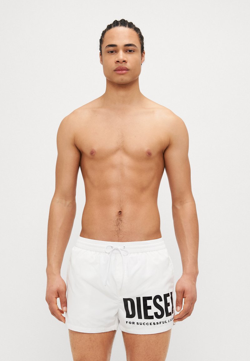 Shorts de bain blancs avec inscription noire "DIESEL" et slogan. Dotés d'une taille à cordon de serrage et d'une texture de tissu lisse.