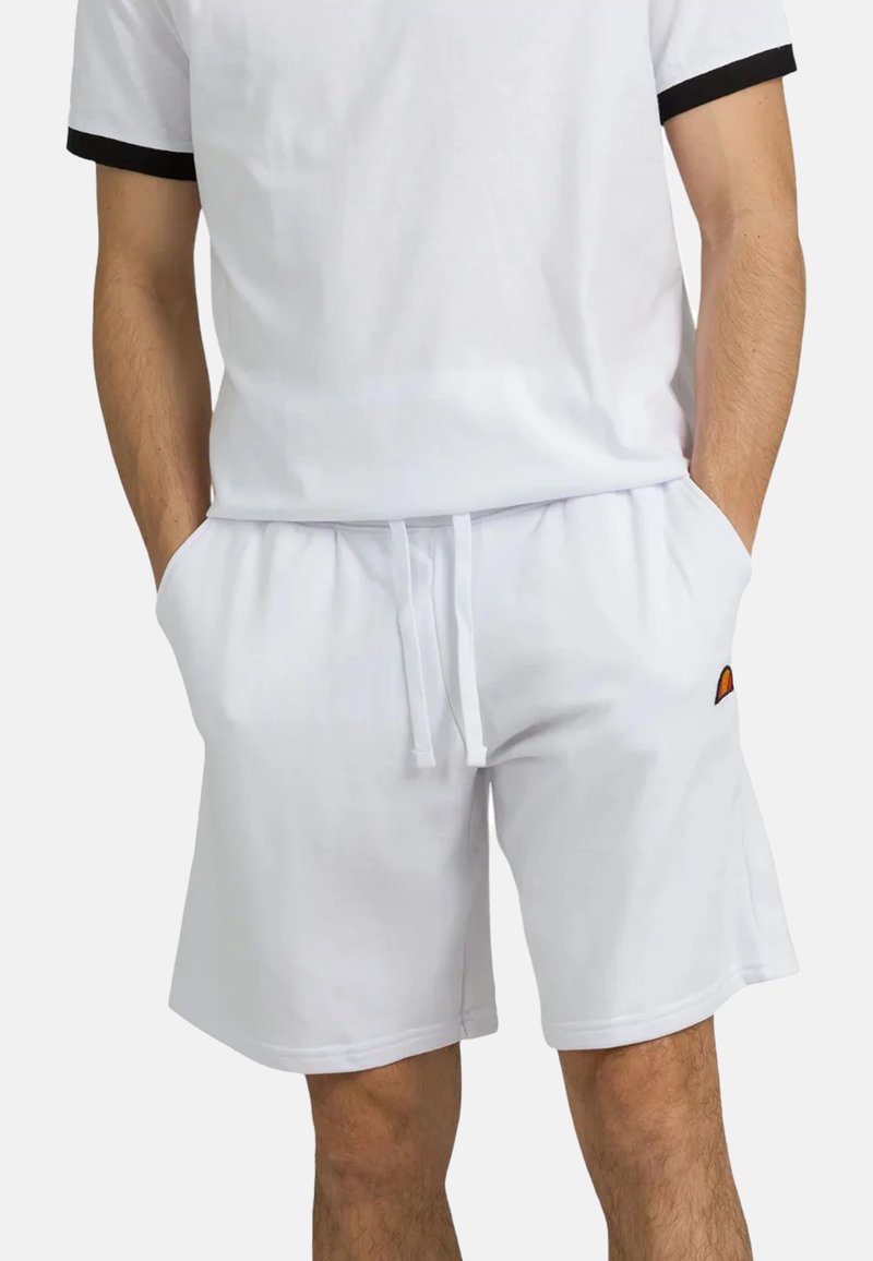 Pantaloni corti bianchi con cintura elastica e cordino, dotati di tasche laterali e un piccolo logo arancione e nero sulla coscia sinistra.