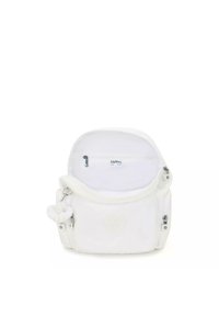 Zaino plush bianco con zip superiore, tasca interna e dettagli con logo. Presenta doppie zip laterali e una texture morbida.