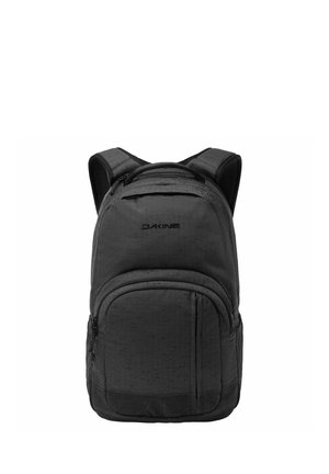 Sac à dos noir Dakine avec plusieurs compartiments zippés et bretelles rembourrées sur fond blanc.