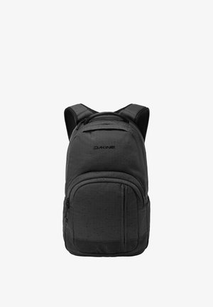 Zaino nero Dakine con più scomparti con cerniera e spallacci imbottiti su sfondo bianco.