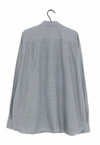 Camicia grigia a maniche lunghe con un sottile motivo a quadri, realizzata in un tessuto leggero, con yoke posteriore e polsini con bottoni.