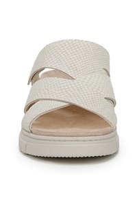 Witte sandaal met een gestructureerd kruisdesign, een zacht suède voetbed en een dikke zool voor comfort. Glad materiaal met subtiele patronen.