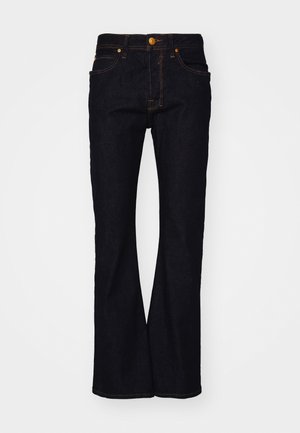 Jeans en denim bleu foncé avec une coupe évasée, surpiqûres orange contrastantes, fermeture à bouton et poches avant. Design simple sans motifs.