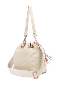 Beige gefärbte Kordelzug-Eimer-Tasche mit einer weichen Textur, ausgestattet mit roségoldenen Beschlägen und bunten dekorativen Quasten. Verstellbarer Gurt enthalten.