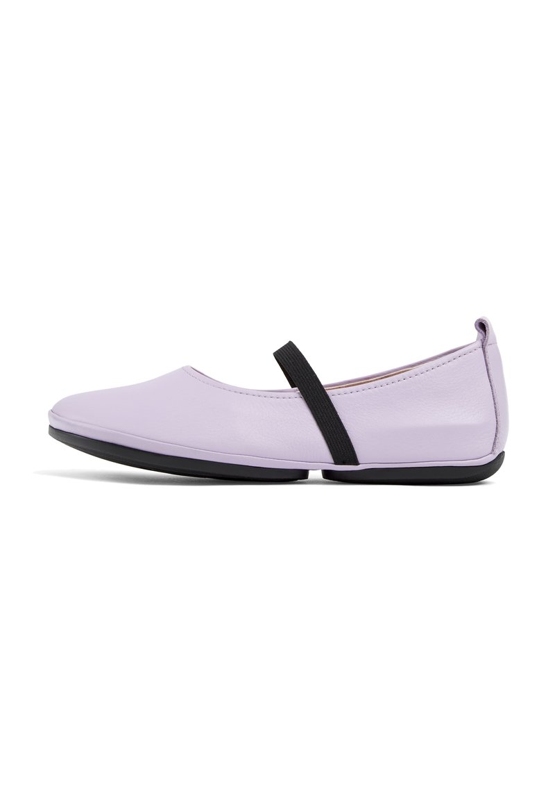 Bailarinas de cuero lavanda con punta redonda, tira elástica frontal y suela de goma negra; textura suave y diseño minimalista.