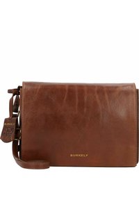 Borsa a tracolla in pelle marrone con superficie liscia, chiusura a patta frontale, tracolla regolabile e dettaglio del logo metallico dorato.