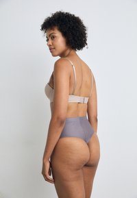 Spanx SHEER POWER THONG - Vormivad rõivad - mythical grey