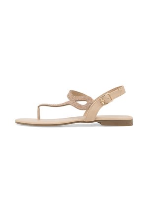Beige flache Sandale mit dünnem Zehenriemen, geflochtenem vorderem Riemen mit Schlaufe, verstellbarem Knöchelriemen mit goldfarbener Schnalle und glatter Sohle.