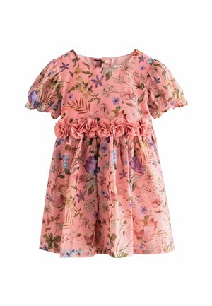 Robe courte rose à manches bouffantes, col rond, et ceinture ornée de fleurs en tissu autour de la taille.