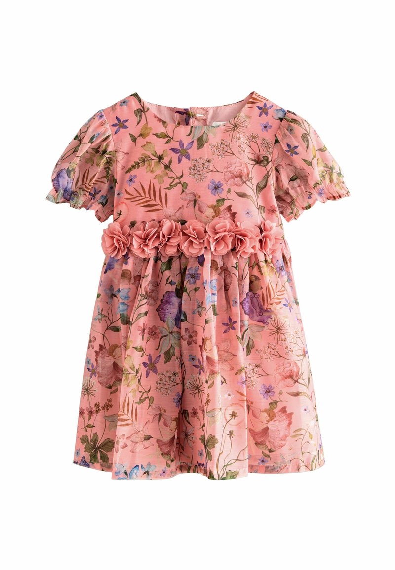 Robe courte rose à manches bouffantes, col rond, et ceinture ornée de fleurs en tissu autour de la taille.