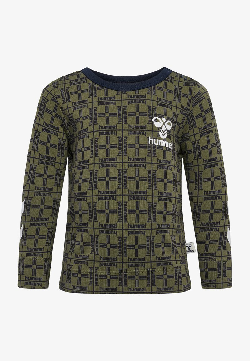 Langærmet grøn skjorte med marineblå accenter, med et mønsterdesign og "hummel!" logo, lavet af et blødt, struktureret stof.