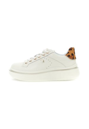 Hvid platform sneaker med gyldne nitter, perforeret sideløsning og leopardprint detalje ved hælekraven.