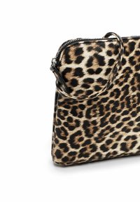 Borsa a mano con stampa leopardata, dotata di un esterno in pelliccia sintetica testurizzata, chiusura con zip e manico removibile. Presenta dettagli neri e una forma strutturata.