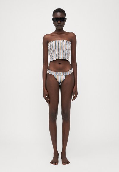 Striped bikini-set med en smocket tube-stil topp og rynkete kanter; fargene inkluderer blå, gul og rosa; myk, elastisk stoff.