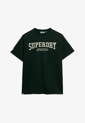 Ciemnozielona bawełniana koszulka z krótkim rękawem, z kremowym logo "SUPERDRY ATHLETICS" nadrukowanym na klatce piersiowej.