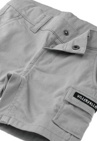 Hellgraue Cargo-Shorts mit einer glatten Baumwolloberfläche, ausgestattet mit Knopfverschlüssen, seitlichen Taschen und einem Markenpatch am Bein.