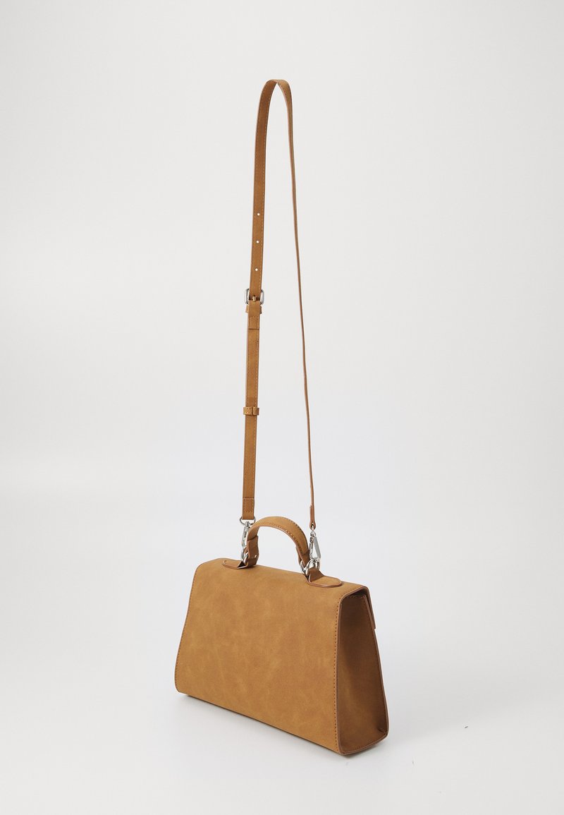 Brązowa torebka z zamszu o wyraźnym kształcie, z uchwytem do noszenia w dłoni oraz odpinanym paskiem na ramię z metalowymi akcentami.