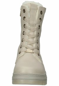 Lys beige ankelstøvler med faux fur-fôr, snøring foran, gullfargede maljer og glidelås på siden for enkel påkledning. Gummisåle.