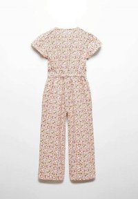 Květinový overal v růžové látce se vypasovaným pasem, krátkými rukávy, širokými nohavicemi a výstřihem na zádech. Má malý květinový vzor po celém povrchu.