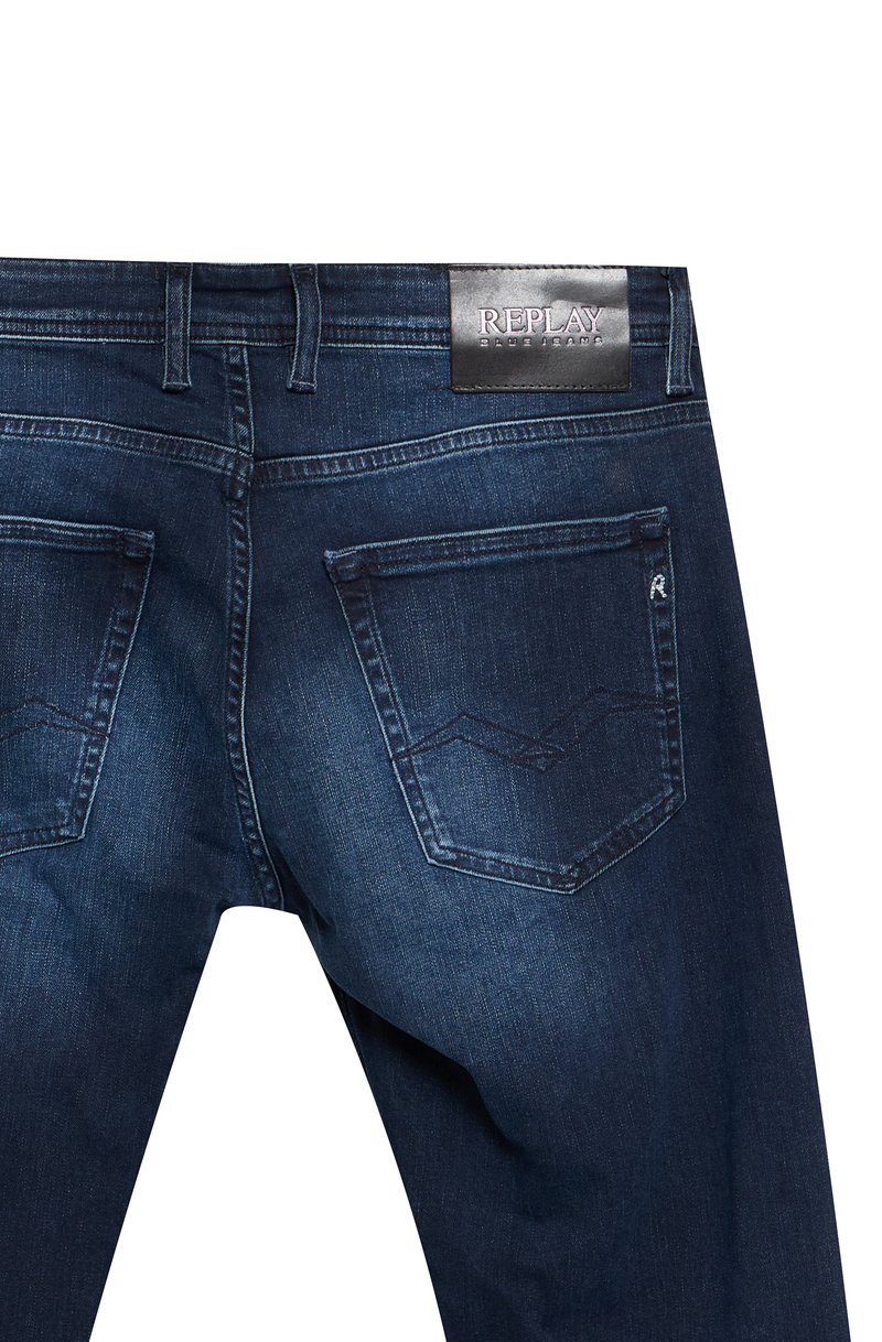 Donkerblauwe denim jeans met een slim fit ontwerp, voorzien van twee achterzakken en een leren label met "REPLAY" in reliëf op de tailleband.