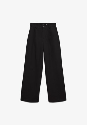 Μαύρο παντελόνι με φαρδιά μπατζάκια, κλείσιμο μπροστά με κουμπί και φερμουάρ και πλαϊνές τσέπες, εμφανιζόμενο πάνω σε λευκό φόντο.